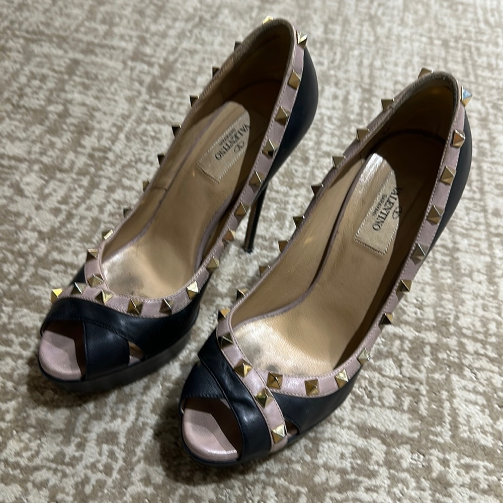 Valentino gorgeous studded heels   Size 38.  Two toned leather with gold studs.